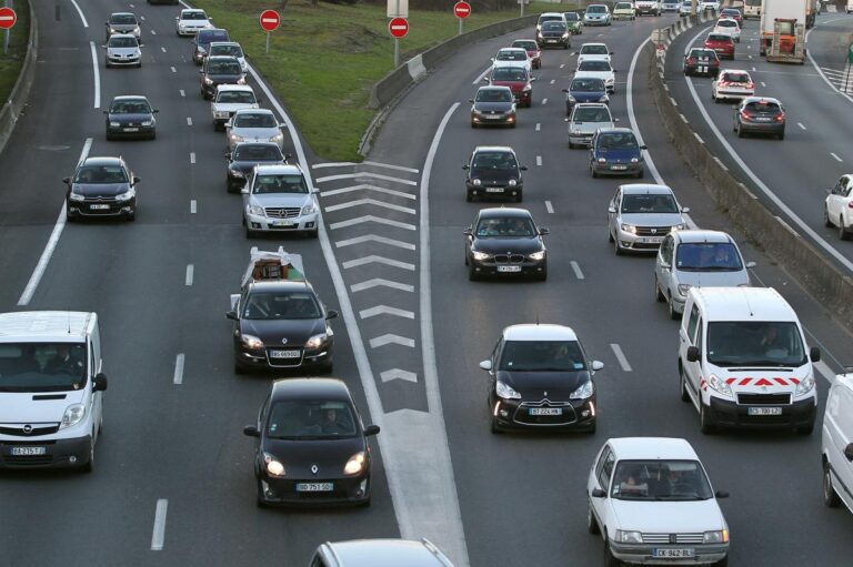 Pourquoi la file d’à côté avance-t-elle plus vite dans les bouchons en France ?
