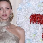 Charlène de Monaco porte une robe de soirée dorée sur mesure au gala de la Croix-Rouge.