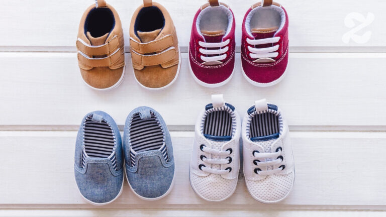 Bébés : les pédiatres déconseillent les chaussures avant 1 an pour un développement optimal.
