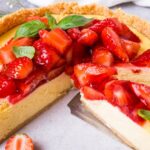 Recette de cheesecake à la fraise et basilic pour une alternative estivale en pâtisserie.