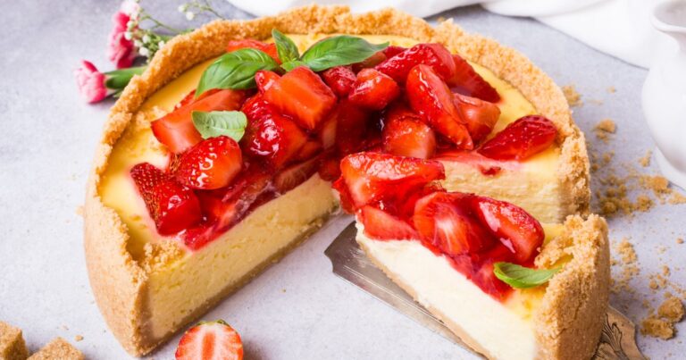 Recette de cheesecake à la fraise et basilic pour une alternative estivale en pâtisserie.