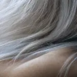 Les Silver Sisters : une tendance croissante vers les cheveux gris dans la mode féminine.