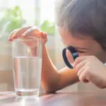 Des plastiques microscopiques dans l’eau potable renforcent des bactéries dangereuses.