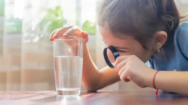 Des plastiques microscopiques dans l’eau potable renforcent des bactéries dangereuses.