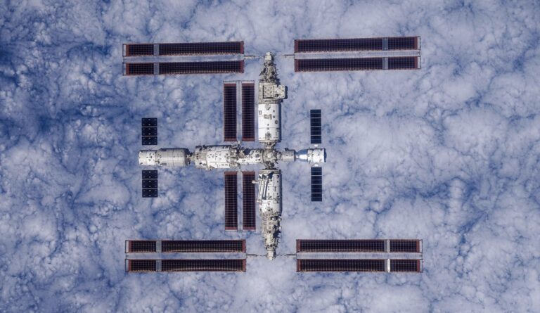 La Chine achève sa station spatiale alors que l’ISS se prépare à désorbiter.
