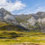 Cirque glaciaire de Gavarnie : un site naturel de 11 km prisé pendant l&rsquo;été caniculaire.