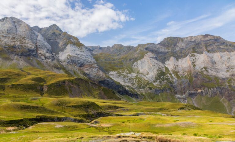 Cirque glaciaire de Gavarnie : un site naturel de 11 km prisé pendant l’été caniculaire.