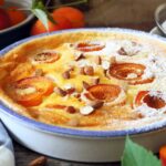 Recette traditionnelle de clafoutis aux abricots et amandes de grand-mère en France