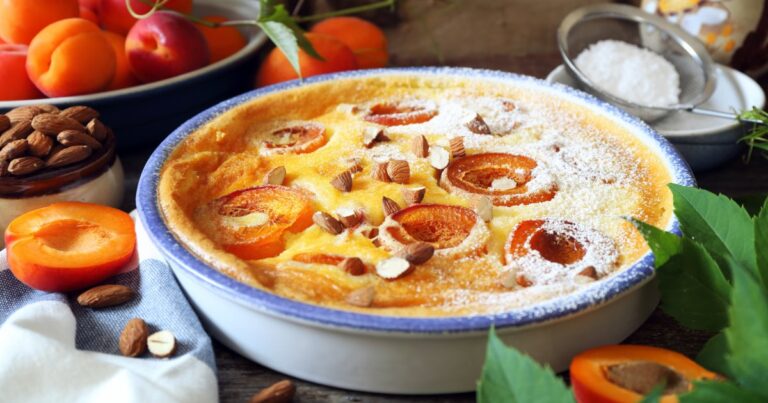 Recette traditionnelle de clafoutis aux abricots et amandes de grand-mère en France