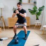 Durée recommandée des squats pour tonifier les jambes selon des experts en fitness.