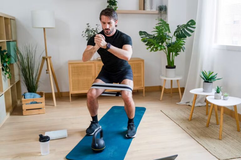 Durée recommandée des squats pour tonifier les jambes selon des experts en fitness.