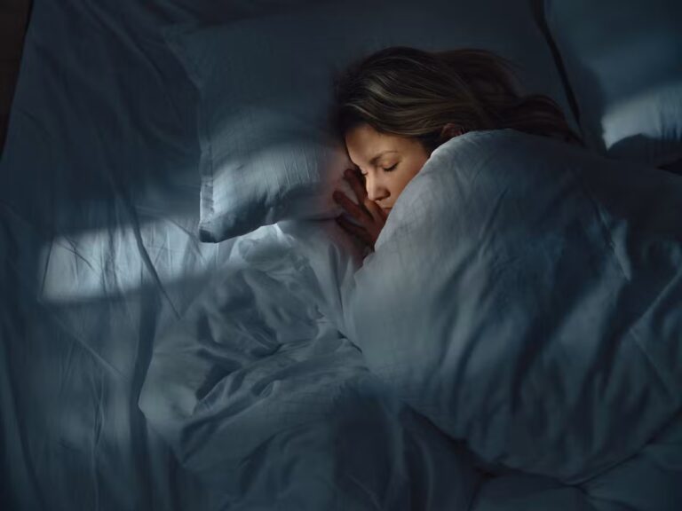 Cerveau suractif : conseils pour apaiser l’esprit avant le sommeil.