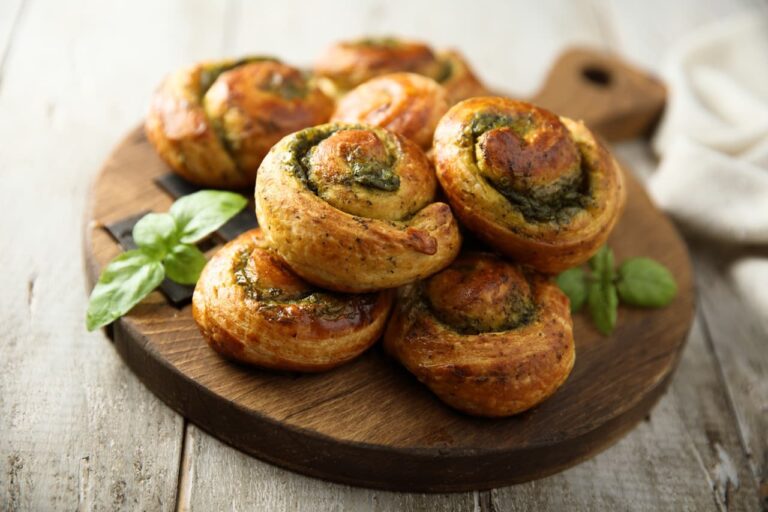 Roulés feuilletés au pesto et à la mozzarella : recette simple et rapide à réaliser