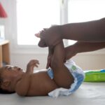 Comment prévenir les frottements de la couche de bébé pour réduire les irritations cutanées ?