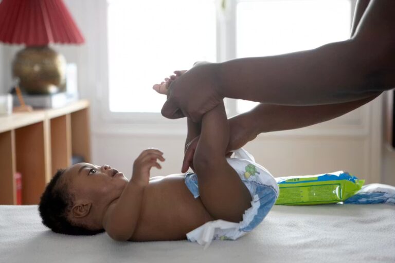 Comment prévenir les frottements de la couche de bébé pour réduire les irritations cutanées ?