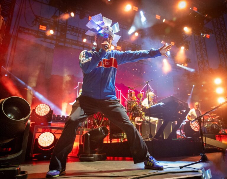 Jamiroquai se produit aux arènes de Nîmes, attirant un large public.