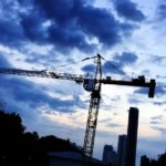 Retour des grues sur les chantiers de logements neufs en France, signe d&rsquo;une reprise modeste.