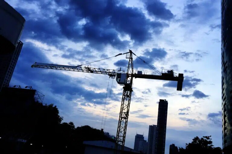 Retour des grues sur les chantiers de logements neufs en France, signe d’une reprise modeste.