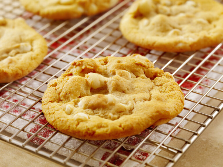 Recette de cookies aux noix de macadamia et chocolat blanc, méthode simple et rapide.