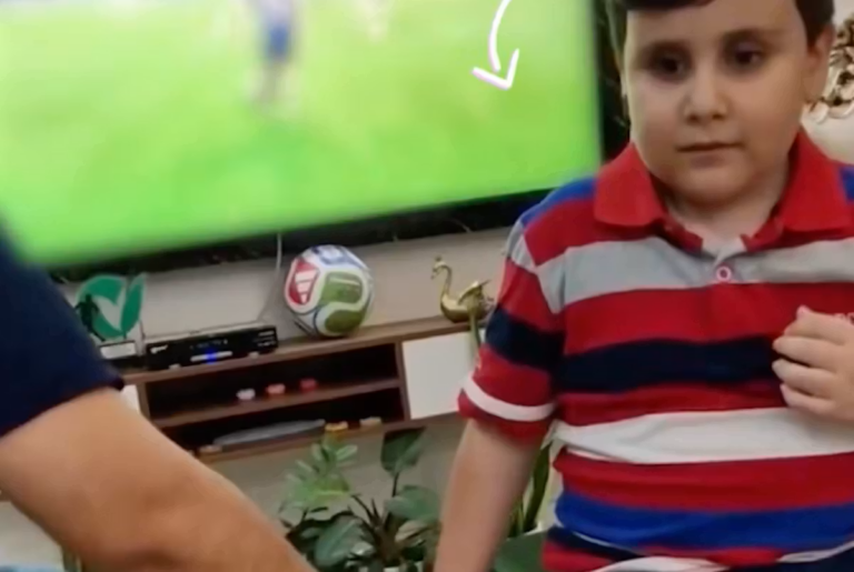 Coupe du monde : un père invente un dispositif pour faire vivre les matchs à son fils aveugle