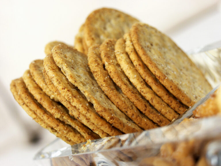 Recette de crackers maison : une alternative saine et économique pour les consommateurs.