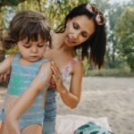 Optimiser l’efficacité de la crème solaire avec un anti-moustique en été.