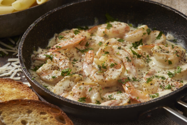 Recette de crevettes crémeuses à l’ail et au parmesan pour un plat savoureux et rapide