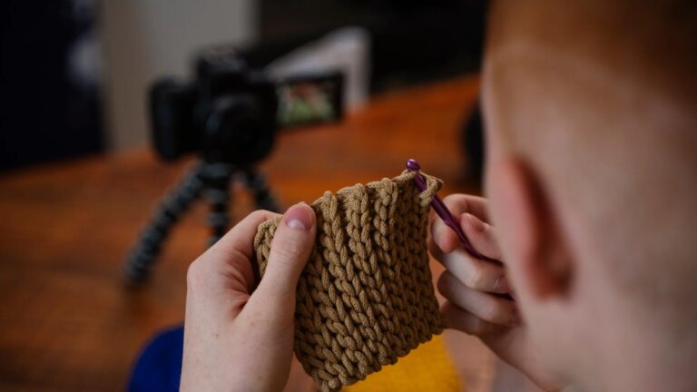 Un homme redéfinit la masculinité avec des créations en crochet en France.