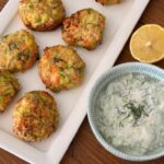 Croquettes de saumon aux courgettes et aneth accompagnées de tzatzíki maison.
