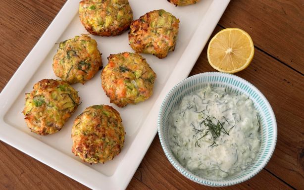 Croquettes de saumon aux courgettes et aneth accompagnées de tzatzíki maison.