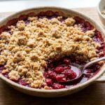 Crumble aux framboises sans gluten ni lactose : une alternative pour les régimes spécifiques.