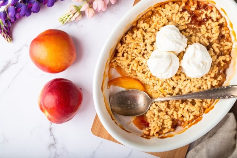 Crumble de nectarines : une recette traditionnelle revisitée par des chefs français