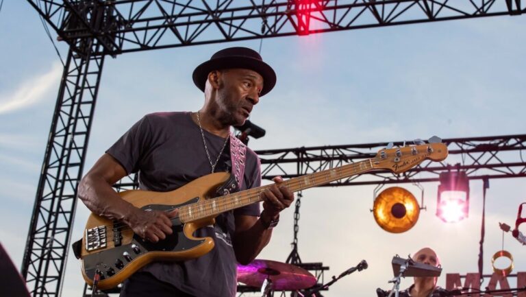 Marcus Miller rend hommage à Miles Davis lors du Marseille Jazz des Cinq Continents