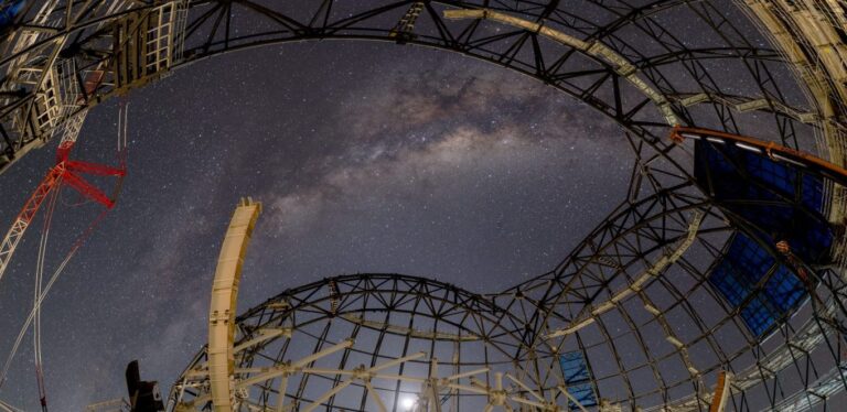 Une galaxie morte émet des signaux radio mystérieux, défiant les explications scientifiques.
