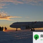 Survol des pôles par des touristes riches face à la fonte des glaces.