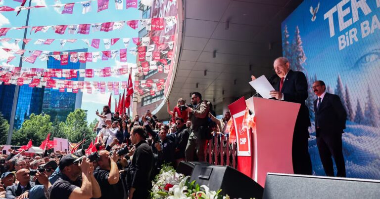 Un homme politique turc engage des figurants pour simuler des applaudissements lors d’un discours.