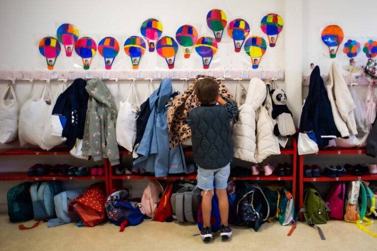 Exclusion scolaire d’un élève en raison de ses parents soulève des questions sur la protection des enfants.