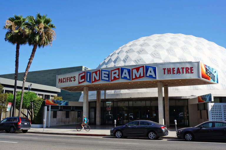 Sony rénove le Cinerama Dome pour renforcer son engagement dans l’industrie cinématographique.