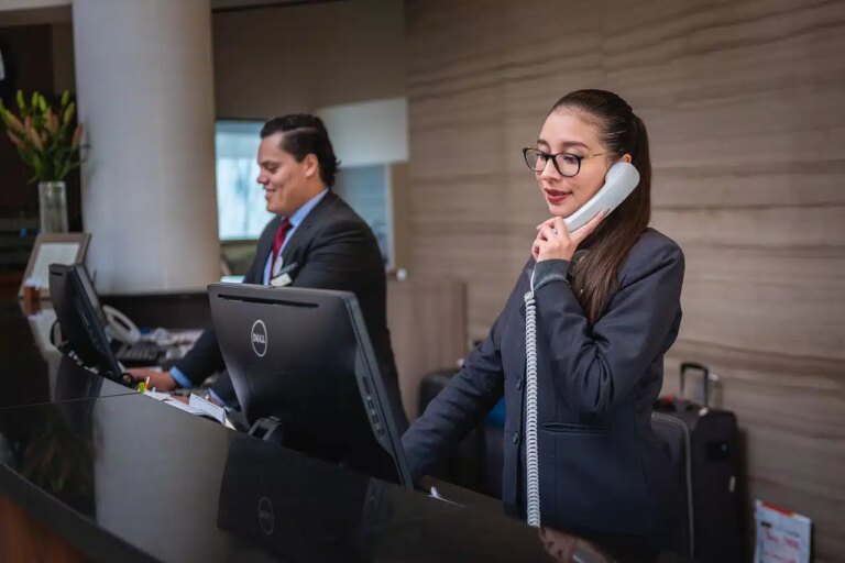 Accueil téléphonique et permanence : meilleures pratiques pour les entreprises françaises.