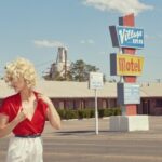 Une photographe documente les effets du tourisme mondial sur les paysages urbains.