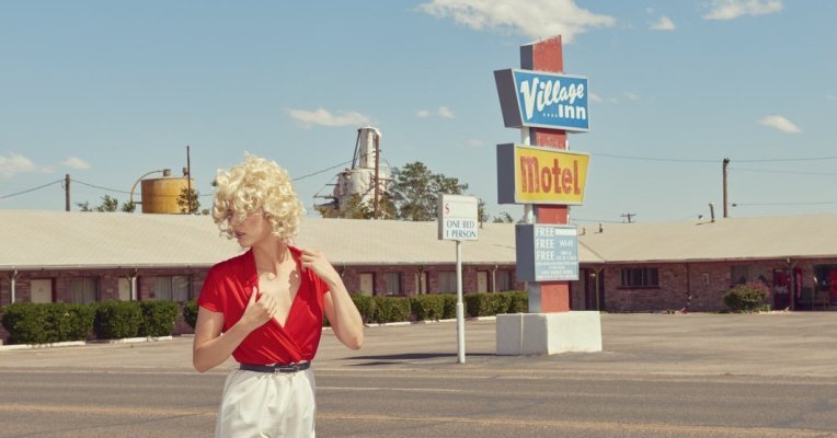 Une photographe documente les effets du tourisme mondial sur les paysages urbains.