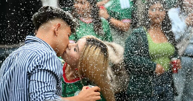 Des couples se forment lors de la Coupe du monde, révélant des histoires d’amour inattendues.