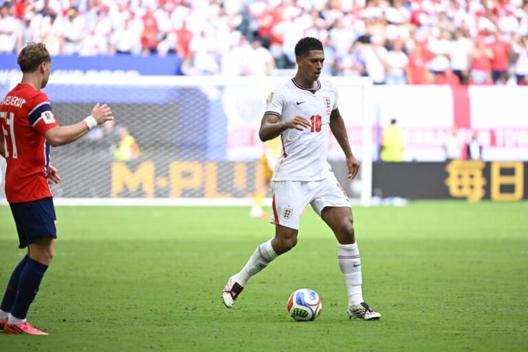 Jude Bellingham égalise pour l’Angleterre lors du match contre la Norvège en Coupe du monde