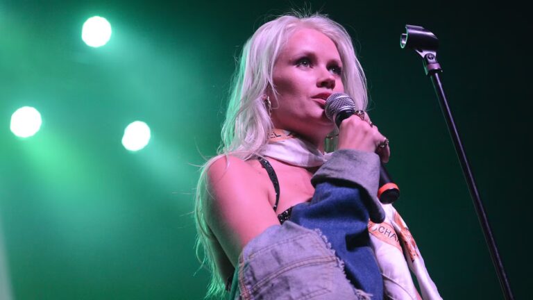 Mort de Lauren Bennett, chanteuse de « Party Rock Anthem », à 37 ans.