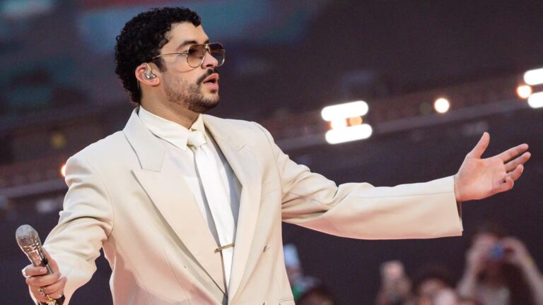 Bad Bunny invite J Balvin pour un concert à Paris, le public réagit positivement.