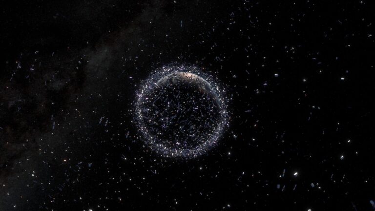 Des scientifiques utilisent des radiotélescopes pour surveiller les débris spatiaux.
