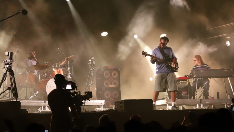 Ezra Collective présente un concert de jazz innovant au Marseille Jazz des Cinq Continents.