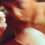 Darren Vargas traite ses blessures au bord du ring après un match intense.