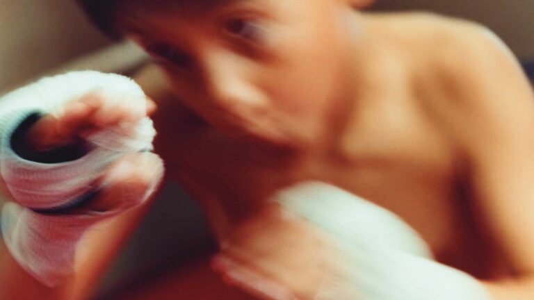 Darren Vargas traite ses blessures au bord du ring après un match intense.