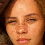 La protection solaire devient essentielle dans les routines de soins de la peau en France.